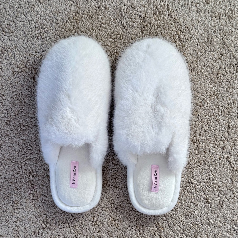 La Vie En Rose White Fuzzy Slippers